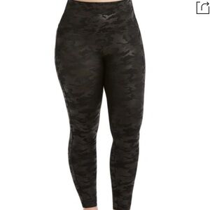 SPANX camo leggings in matte black camo size medium camo gym active leggings​​